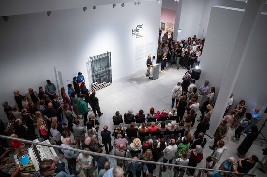 Foto: Eindrücke der Eröffnung, die entweder Menschen in den Ausstellungsräumen oder dem Außenraum der Berlinischen Galerie zeigen.