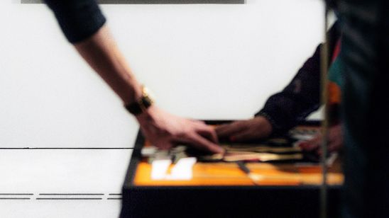 Foto: Besucher*innen betasten das Tastmodell eines Kunstwerks.