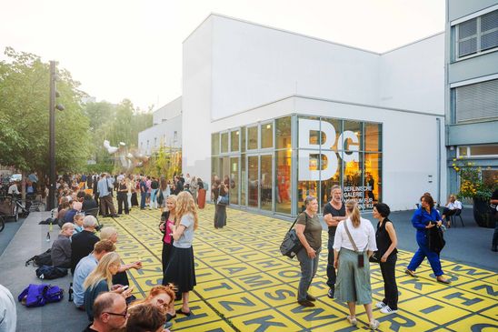 Foto: Eindrücke der Eröffnung, die entweder Menschen in den Ausstellungsräumen oder dem Außenraum der Berlinischen Galerie zeigen.