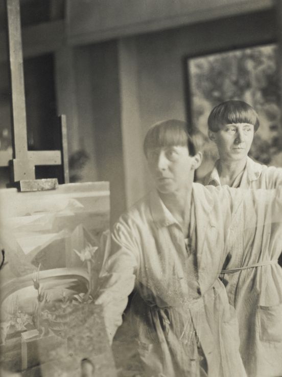 Doppelt belichtetes Sepia-Selbstporträt der Künstlerin in ihrem Atelier.