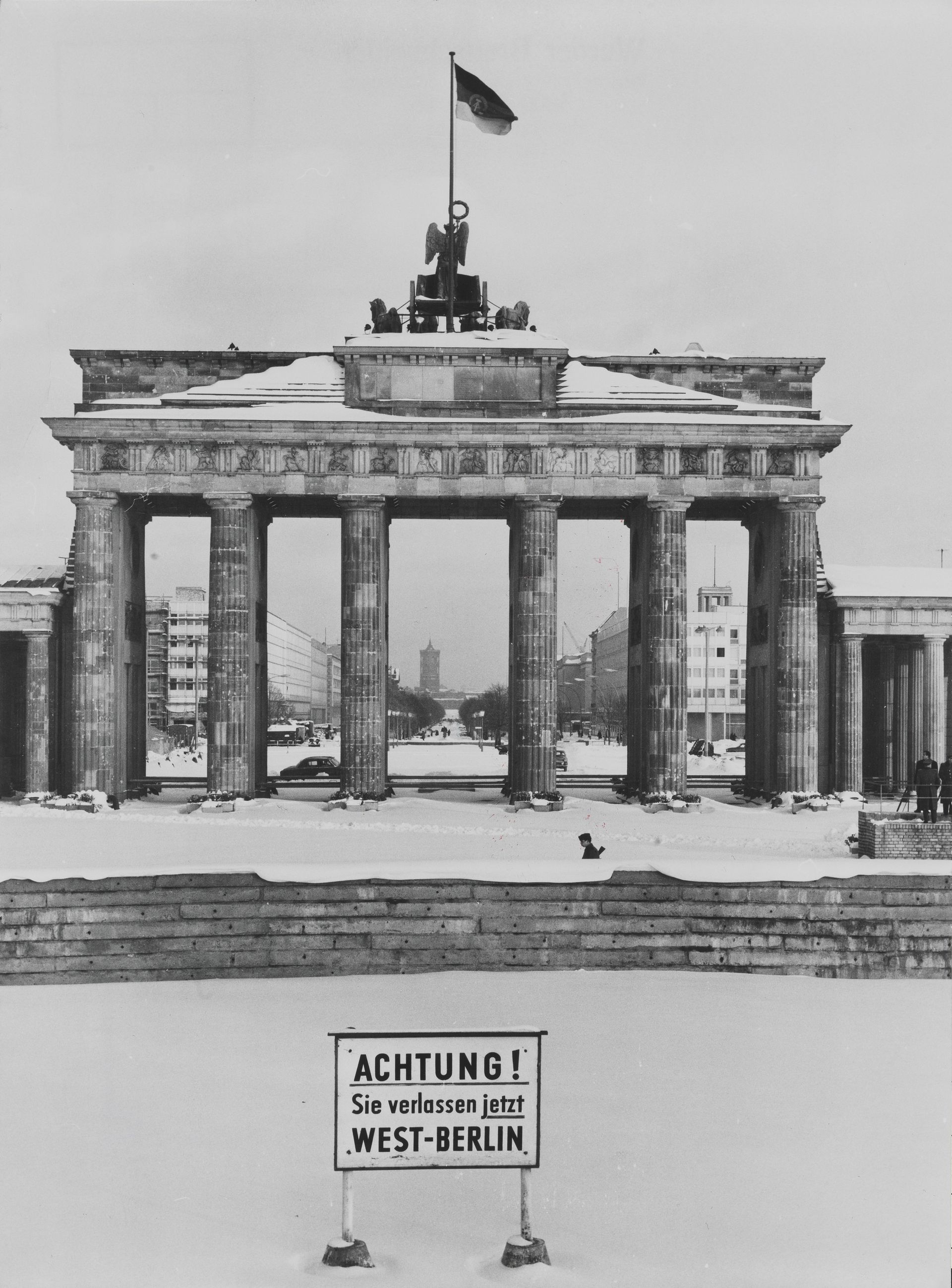 Unbekannter Fotograf (Brettschneider-Archiv), Ohne Titel (Brandenburger Tor), 29. November 1965