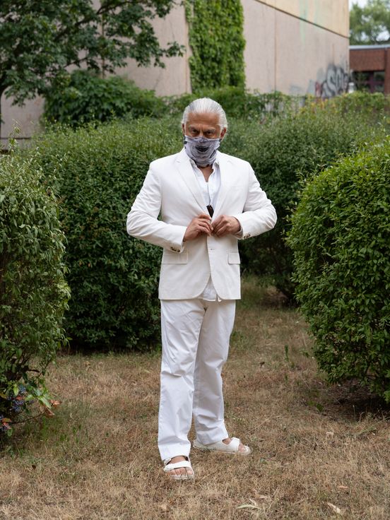 Foto: Eine Person posiert vor urbanem Hintergrund mit dem Loop-Schal, der wie eine Maske das halbe Gesicht verdeckt.