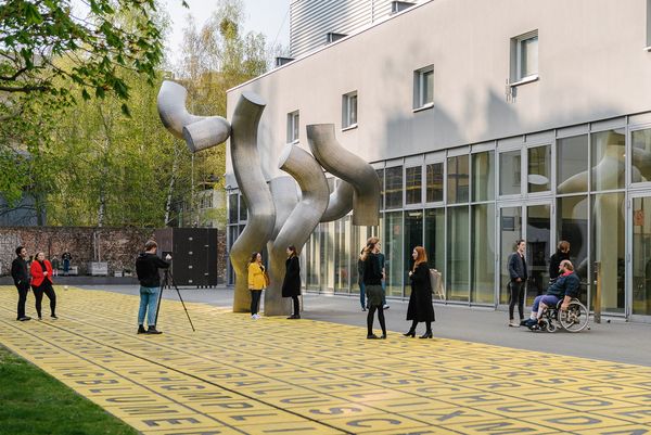 Foto: Menschen mit und ohne Rollstuhlbefinden sich auf dem Museumsvorplatz.