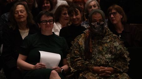 Photo: Ilka Voermann is sitting next to Marc Brandenburg in the front row of the audience.