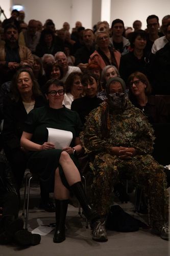 Photo: Ilka Voermann is sitting next to Marc Brandenburg in the front row of the audience.