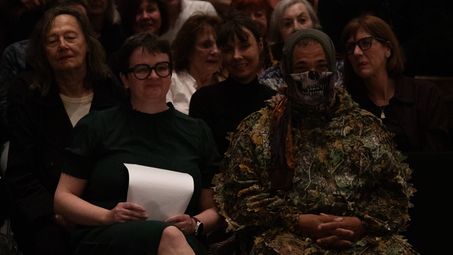 Foto: Ilka Voermann sitzt neben Marc Brandenburg in der ersten Reihe des Publikums.