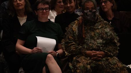Photo: Ilka Voermann is sitting next to Marc Brandenburg in the front row of the audience.