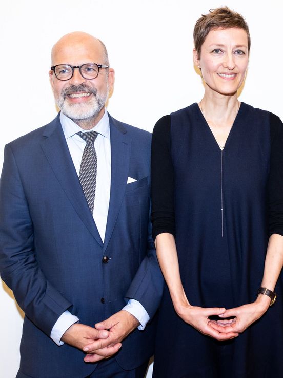 Dr. Thomas Köhler, Direktor Berlinische Galerie, Dr. Stefanie Heckmann, Leiterin Sammlung Bildende Kunst und Kuratorin der Ausstellung und Joe Chialo, Senator für Kultur und Gesellschaftlichen Zusammenhalt 