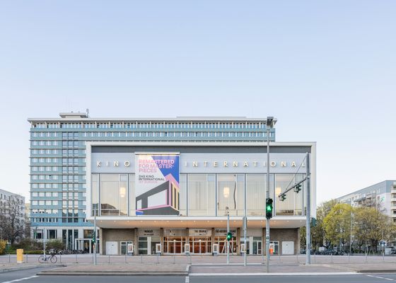 Fassade des Kino International in Berlin