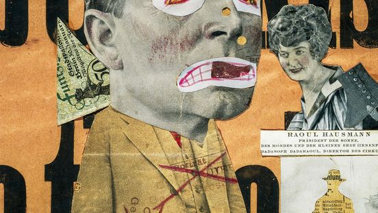 Collage von Raoul Hausmann mit ausgeschnittenen Bildern und Fotografien sowie schwarzer Schrift auf einem orange-farbenen Hintergrund.