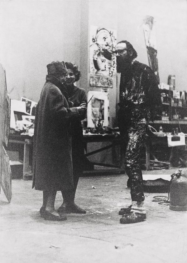 Unbekannte*r Fotograf*in: Ohne Titel (Hannah Höch zusammen mit Emilio und Annabianca Vedova in Vedovas Atelier am Käuzchensteig Berlin), 1965