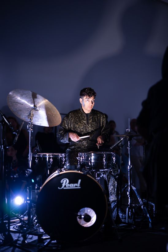 Photo: Clément Grin on the drums in the stairwell of the Berlinische Galerie.