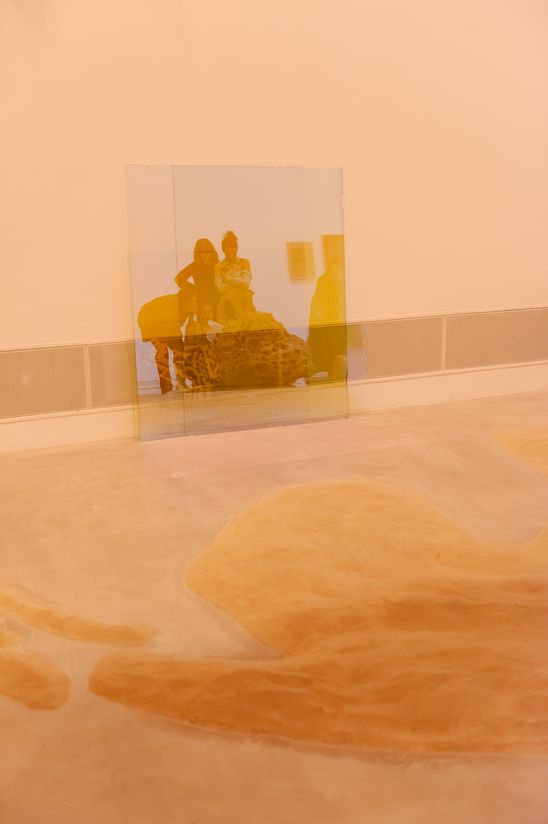 Foto: Eindrücke des Eröffnungsabends, die Menschen entweder bei der Verleihung in der Treppenhalle der Berlinischen Galerie oder zwischen Jeewi Lees Installation im Ausstellungsraum zeigen.