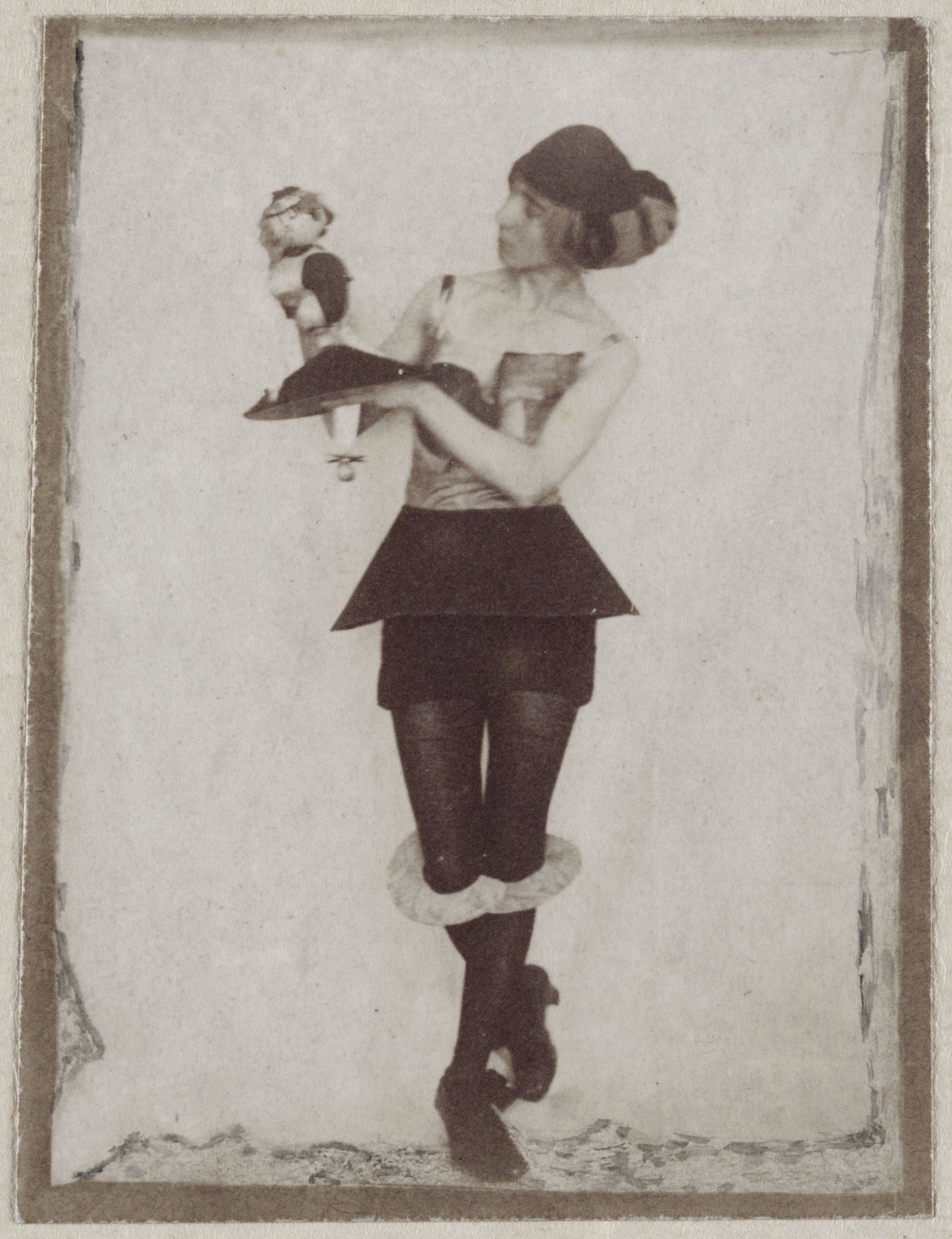 Ohne Titel (Hannah Höch als Figurine mit einer ihrer Dada-Puppen), Unbekannte*r Fotograf*in