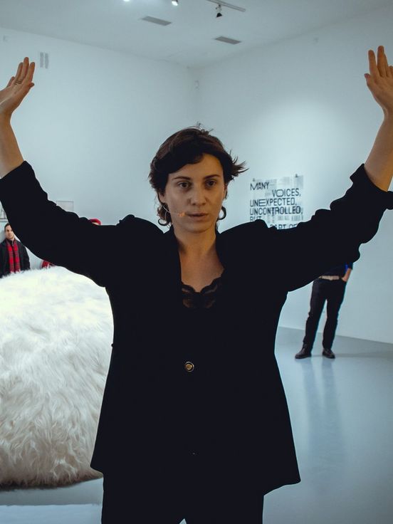 Farb-Fotografie der künstlerischen Performance "This Is an Exhibition and I'm an Exhibitionist, 2019" von der Künstlerin Ania Nowak