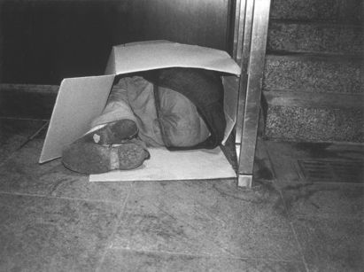 Karin Powser, Mann schläft in einem Karton, 1986-1988 © Karin Powser Karin Powser, Mann schläft in einem Karton, 1986-1988 © Karin Powser