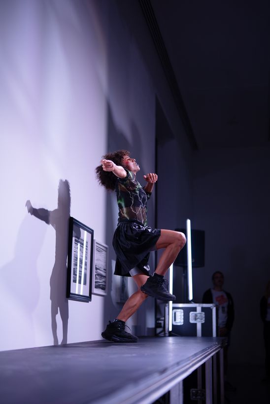 Photo: Mélissa Guex in motion during her performance in the stairwell of the Berlinische Galerie.