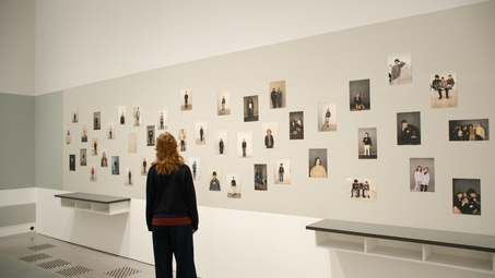 Das Foto zeigt eine Ausstellungsansicht der Fotografien der Schüler*innen.