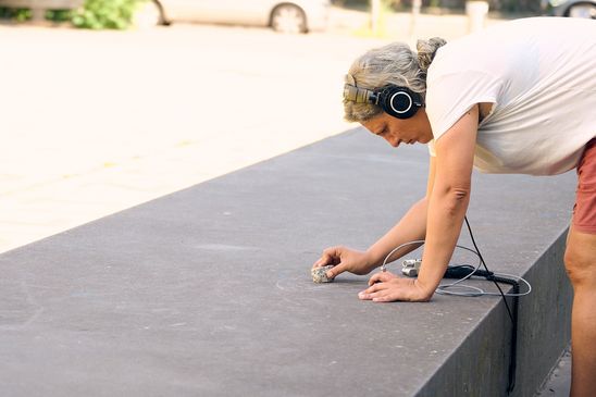 Foto: Eindrücke des Workshops, die entweder Workshop-Teilnehmer*innen im Innen- oder Außenraum der Berlinischen Galerie bei eigenen Tonaufnahmen oder am Workshop-Tisch bei der Weiterverarbeitung der Tonaufnahmen oder auch Nahaufnamhmen von verschiedenen Klang-Instrumenten und Aufnahme-Equipment zeigen. 