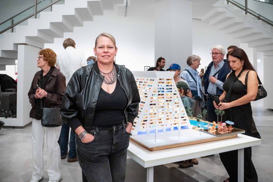 Foto: Eindrücke der Eröffnung, die entweder Menschen in den Ausstellungsräumen oder dem Außenraum der Berlinischen Galerie zeigen.