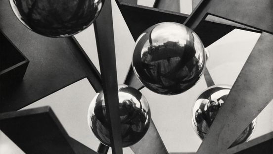 Elsa Thiemann, Eisen- und Stahl-Plastik von Prof. Hans Uhlmann im Hansaviertel, Berlin, um 1958 © Margot Schmidt, Hamburg, Foto: Anja Elisabeth Witte; für das Werk von Hans Uhlmann: © VG Bild-Kunst, Bonn 2024