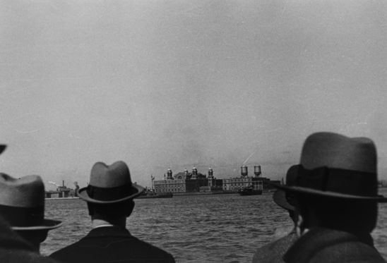 Photograph by Erich Salomon, silver gelatin paper, 16,3 x 24,2 cm