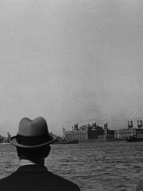Photograph by Erich Salomon, silver gelatin paper, 16,3 x 24,2 cm