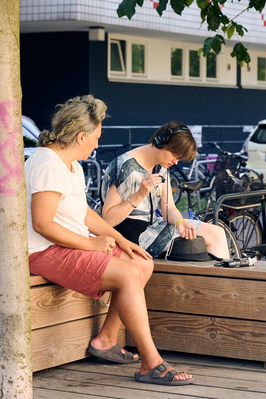 Foto: Eindrücke des Workshops, die entweder Workshop-Teilnehmer*innen im Innen- oder Außenraum der Berlinischen Galerie bei eigenen Tonaufnahmen oder am Workshop-Tisch bei der Weiterverarbeitung der Tonaufnahmen oder auch Nahaufnamhmen von verschiedenen Klang-Instrumenten und Aufnahme-Equipment zeigen.