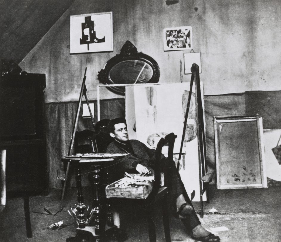 Unbekannte*r Fotograf*in, Iwan Puni in seinem Berliner Atelier, 1921, Berlinische Galerie