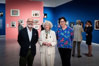 Dr. Thomas Köhler (Direktor Berlinische Galerie, Ulrike Ottinger, Dr. Annelie Lütgens (Kuratorin der Ausstellung und Leitung Grafische Sammlung) in der Ausstellung „ZusammenSpiel. Tabea Blumenschein - Ulrike Ottinger, Foto: © Harry Schnitger Dr. Thomas Köhler (Direktor Berlinische Galerie, Ulrike Ottinger, Dr. Annelie Lütgens (Kuratorin der Ausstellung und Leitung Grafische Sammlung) in der Ausstellung „ZusammenSpiel. Tabea Blumenschein - Ulrike Ottinger, Foto: © Harry Schnitger