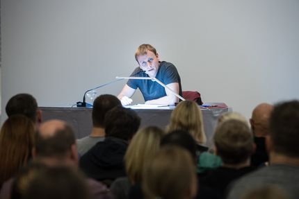 Lesung mit Schauspieler Max Riemelt aus "Auguste Bolte" von Kurt Schwitters, 4.11.2016, Foto: Harry Schnitger Lesung mit Schauspieler Max Riemelt aus "Auguste Bolte" von Kurt Schwitters, 4.11.2016, Foto: Harry Schnitger