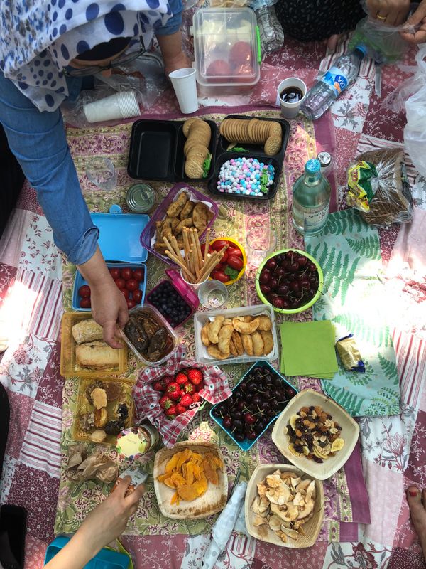 Foto: Picknickdecke mit vielen Leckereien.