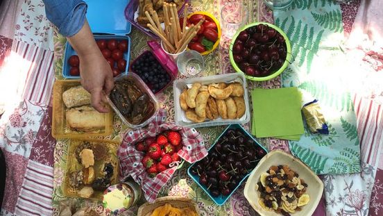 Foto: Picknickdecke mit vielen Leckereien.