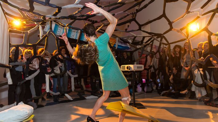 Bibiana Beglau in der Ausstellung "John Bock. Im Moloch der Wesenspräsenz", 2017, Foto: Harry Schnitger