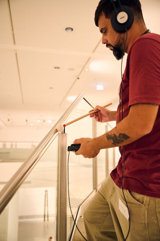 Foto: Eindrücke des Workshops, die entweder Workshop-Teilnehmer*innen im Innen- oder Außenraum der Berlinischen Galerie bei eigenen Tonaufnahmen oder am Workshop-Tisch bei der Weiterverarbeitung der Tonaufnahmen oder auch Nahaufnamhmen von verschiedenen Klang-Instrumenten und Aufnahme-Equipment zeigen.