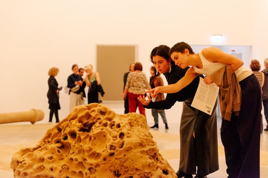 Foto: Eindrücke des Eröffnungsabends, die Menschen entweder bei der Verleihung in der Treppenhalle der Berlinischen Galerie oder zwischen Jeewi Lees Installation im Ausstellungsraum zeigen.