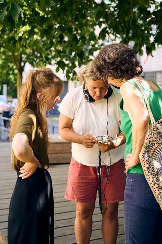 Foto: Eindrücke des Workshops, die entweder Workshop-Teilnehmer*innen im Innen- oder Außenraum der Berlinischen Galerie bei eigenen Tonaufnahmen oder am Workshop-Tisch bei der Weiterverarbeitung der Tonaufnahmen oder auch Nahaufnamhmen von verschiedenen Klang-Instrumenten und Aufnahme-Equipment zeigen. 
