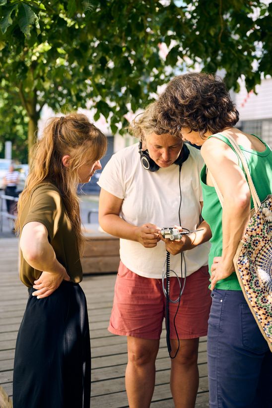 Foto: Eindrücke des Workshops, die entweder Workshop-Teilnehmer*innen im Innen- oder Außenraum der Berlinischen Galerie bei eigenen Tonaufnahmen oder am Workshop-Tisch bei der Weiterverarbeitung der Tonaufnahmen oder auch Nahaufnamhmen von verschiedenen Klang-Instrumenten und Aufnahme-Equipment zeigen. 