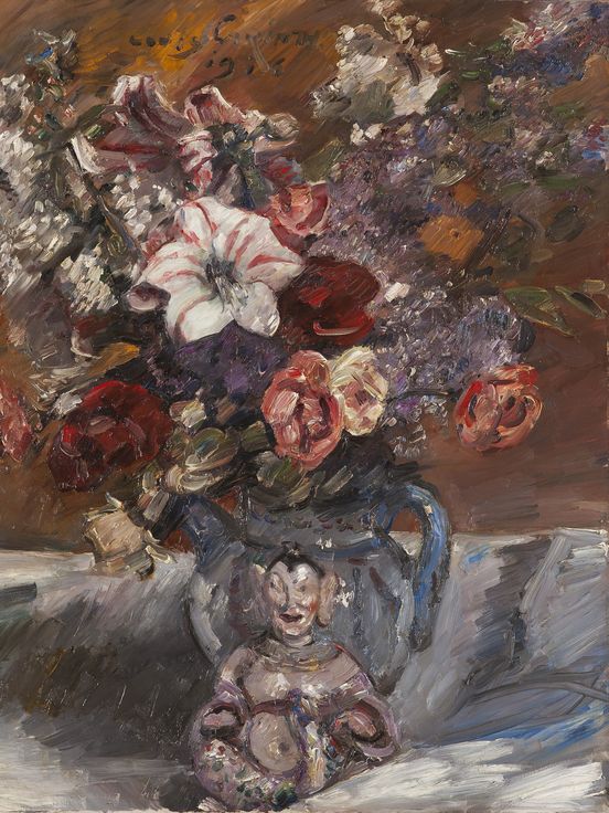 Gemälde eines üppigen Blumenstraußes in Rot-, Lila-, Weiß-, und Pastell-Orange-Tönen in einer verzierten Vase.