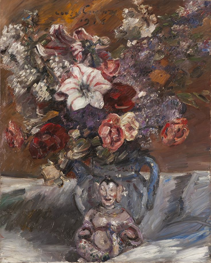 Gemälde eines üppigen Blumenstraußes in Rot-, Lila-, Weiß-, und Pastell-Orange-Tönen in einer verzierten Vase.