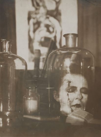 Marta Astfalck-Vietz und Heinz Hajek-Halke, Selbstmord in Spiritus, um 1927, © VG Bild-Kunst, Bonn 2021 / Heinz Hajek-Halke / Collection Chaussee 36 Marta Astfalck-Vietz und Heinz Hajek-Halke, Selbstmord in Spiritus, um 1927, © VG Bild-Kunst, Bonn 2021 / Heinz Hajek-Halke / Collection Chaussee 36