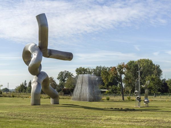 Brigitte und Martin Matschinsky-Denninghoff: Trion, 1993 (links); Pyramide, 2006/2007 (Mitte); Planeten, 2007 (rechts) Schönfeld, Skulpturenpark.