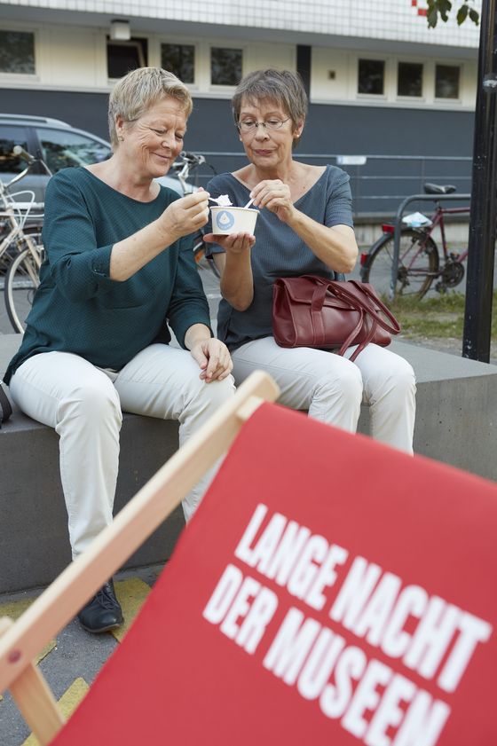 Zwei Besucherinnen im Gespräch vor dem Museum