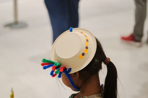 Foto: Eindrücke der Kindervernissage, die Erwachsene und vor allem Kinder an verschiedenen kreativen Mitmach-Stationen in den Ausstellungsräumen zeigen.