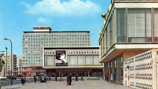 Postkarte von 1964 mit dem Karl-Marx-Allee-Ensemble Berlin, erbaut von Josef Kaiser. Abb.: Kino „International” mit Heinz Aust (1961–63), Hotel „Berolina” mit Günter Kunert (1961–64, 1995 abgerissen), Restaurant „Moskau” mit Horst Bauer (1960–64)