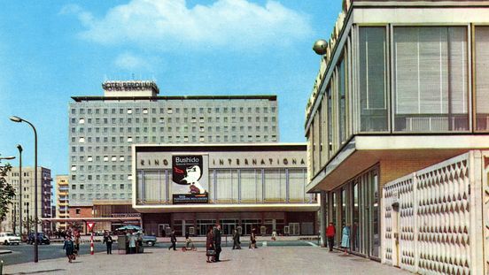 Postcard of 1964 showing Karl-Marx-Allee Ensemble Berlin build by Josef Kaiser. Fig: Cinema „International“ with Heinz Aust (1961-63), Hotel „Berolina“ with Günter Kunert (1961-64, demolished in 1995), Restaurant „Moskau“ with Horst Bauer (1960-64)