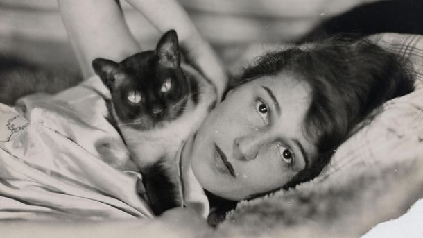 Umbo, Ohne Titel (Ruth Landshoff mit Katze), 1928, © Phyllis Umbehr/Galerie Kicken Berlin/VG Bild-Kunst, Bonn 2020