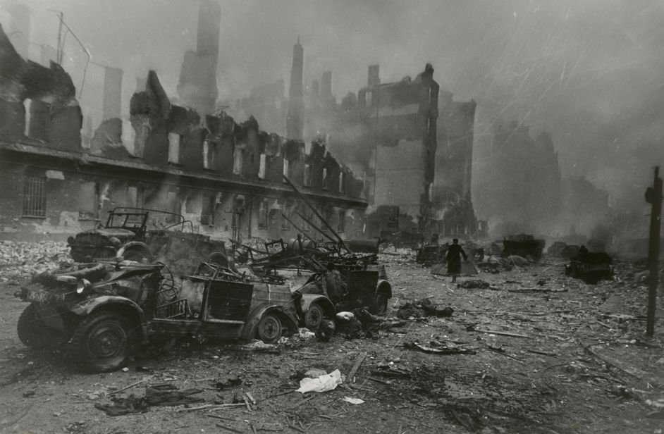 Georgij Petrussow, Ohne Titel (Zerstörtes Berlin), 1945 Fotografie von Georgij Petrussow, Silbergelatinepapier, 32,8 x 49,9 cm