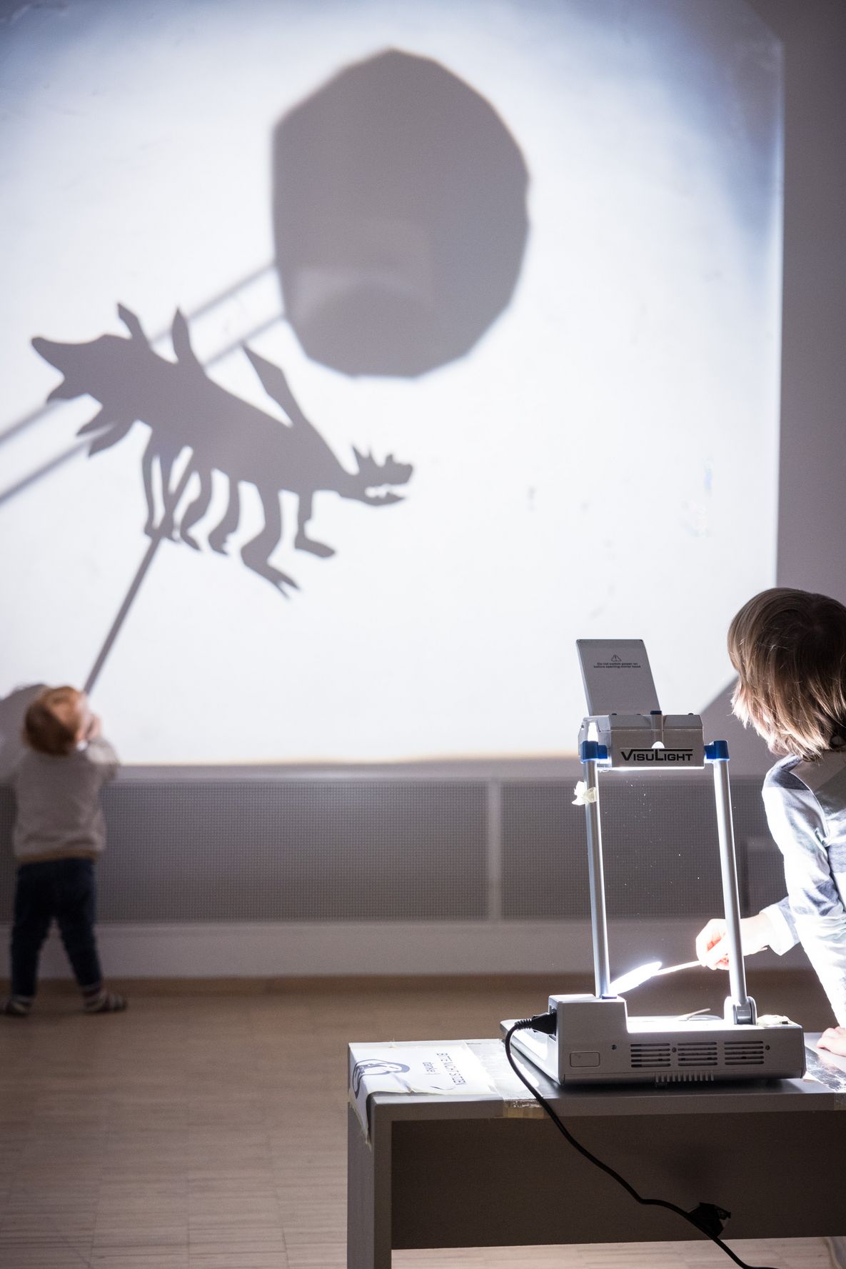 Foto von Kindern beim experimentieren mit Licht und Schatten am Overhead-Projektor