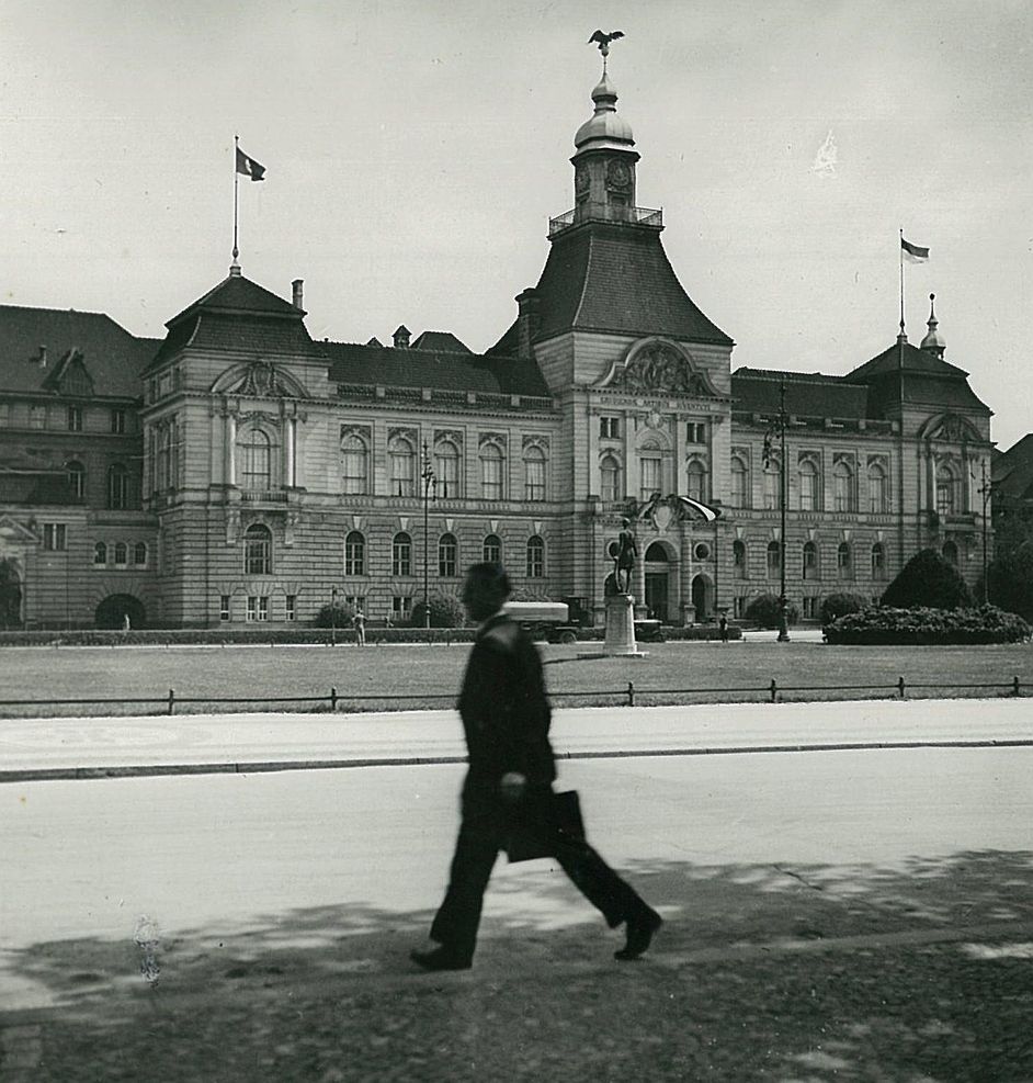United State Schools of Free and Applied Art, c. 1928 Schwarz-Weiß-Fotografie: Gebäudefassade der Hochschule für Bildende Künste Berlin, davor Straße mit Passant